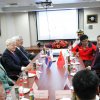 A meeting between president Grímsson and CHINARE5 staff.