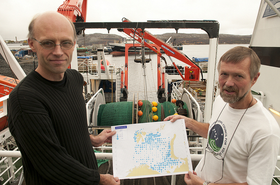 Marine researchers Bjarte Bogstad and Harald Gjøsæter show map of cod stock dissemination in the Barents Sea