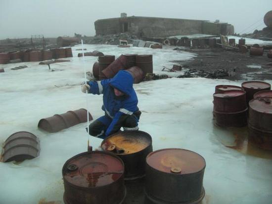 Hundres of thousands of old barrels with waste-oil on Franz Josef Land