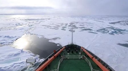 Xuelong in arctic waters